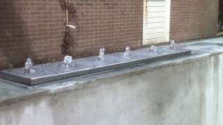 strakke water muur met rvs waterelement en 6 fontijntjes